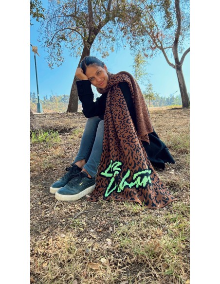 BUFANDA LUZ VIBRANT COQUETTE LEOPARDO CAFÉ-NEGRO Letras Verdes Neón