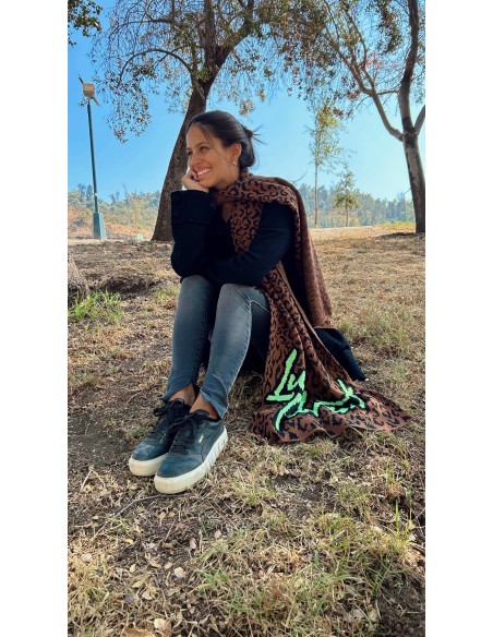 BUFANDA LUZ VIBRANT COQUETTE LEOPARDO CAFÉ-NEGRO Letras Verdes Neón