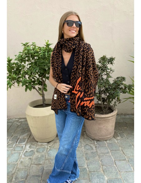 BUFANDA LUZ VIBRANT COQUETTE LEOPARDO NEGRO-CAFÉ Letras Naranjo Neón