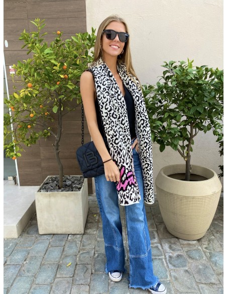 BUFANDA LUZ VIBRANT COQUETTE LEOPARDO BEIGE-NEGRO Letras Rosa