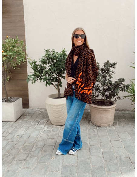 BUFANDA LUZ VIBRANT COQUETTE LEOPARDO NEGRO-CAFÉ Letras Naranjo Neón